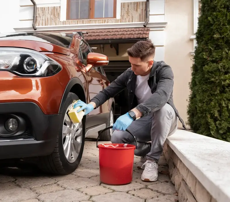 Lavage auto à domicile Sainte-Gemmes-le-Robert : professionnel intervenant sur un véhicule